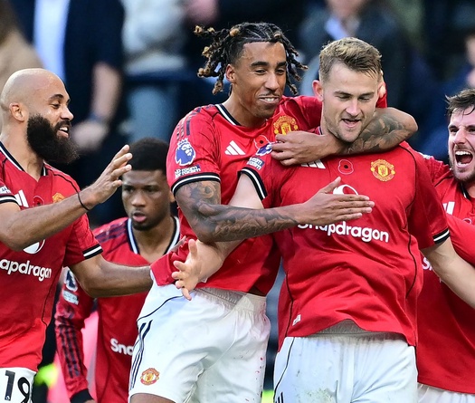 Thoát hiểm ở phút 90+6, MU lặp lại điều kỳ lạ của Man City sau 13 năm