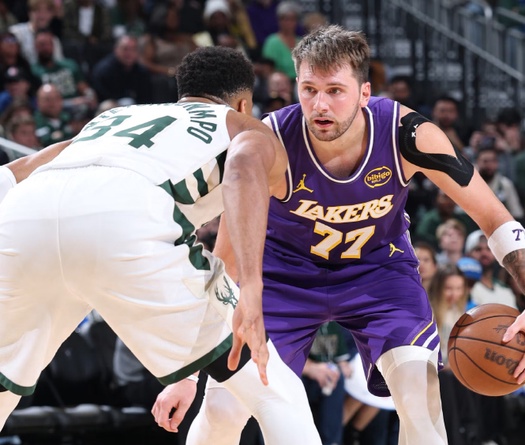 Luka Doncic lấn át Giannis Antetokounmpo, Los Angeles Lakers hạ gục Milwaukee Bucks