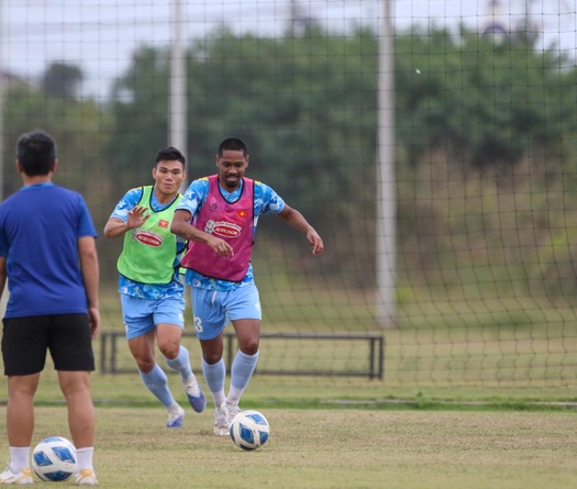 Đội tuyển Việt Nam tập luyện tại Lào: HLV Kim Sang Sik chuẩn bị điều gì đặc biệt?