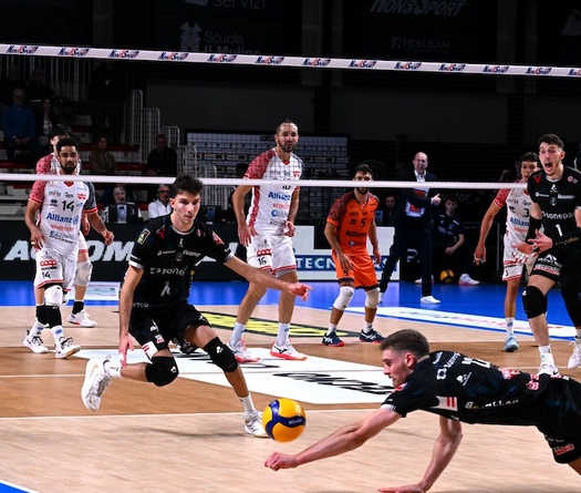 Milano toát mồ hôi tại giải bóng chuyền VĐQG Ý