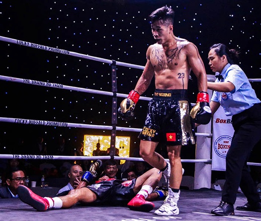 Trần Văn Thảo knock-out võ sĩ Thái Lan tại đêm Boxing Ho Tram Legendary
