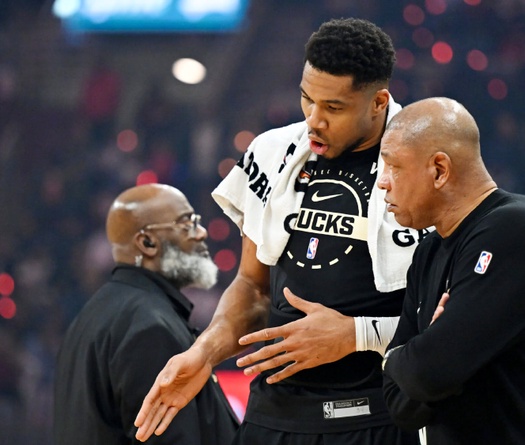 Giannis Antetokounmpo chấn thương háng: Hệ quả từ cách trọng tài NBA cầm còi mà Doc Rivers cảnh báo