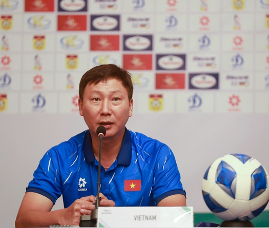 HLV Kim Sang Sik kỳ vọng Xuân Son ghi bàn vào lưới Lào