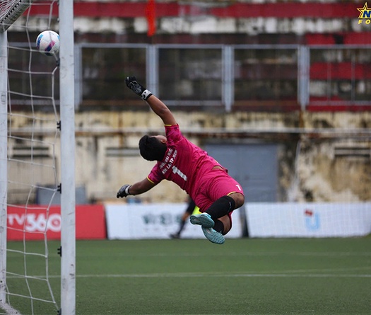 Thủ môn Trường ĐH Nông Lâm bay người hết cỡ, làm nền cho siêu phẩm của Trường ĐH Thuỷ Lợi