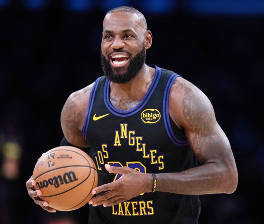 So sánh ngày ra mắt của LeBron James: Tuổi 18 bùng nổ và tuổi 40 đóng vai trò "nhạc trưởng"
