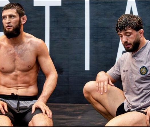 Arman Tsarukyan vật lộn với quá trình cắt cân, được Khamzat Chimaev hỗ trợ trước thềm đại chiến Dan Hooker