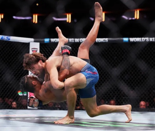 Ethyn Ewing quay lại công trường sau màn ra mắt ấn tượng ở UFC 322