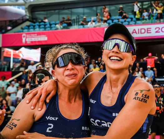 Carol & Rebecca làm nên kỳ tích – lần đầu tiên bước lên bục World Championship