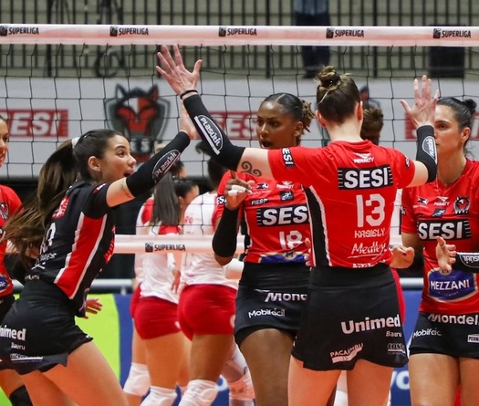 Sesi Bauru thắng áp đảo Tijuca, tiếp tục bám đuổi nhóm đầu Superliga nữ Brazil