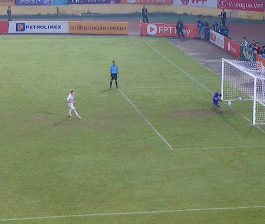 Trọng tài Lê Vũ Linh “khổ sở” ở trận CAHN vs Thể Công Viettel