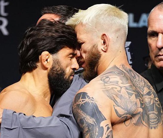 Max Holloway chỉ trích Arman Tsarukyan vì húc đầu Dan Hooker ở buổi cân