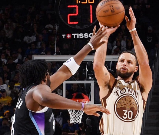 Stephen Curry ghi 31 điểm, cùng Golden State Warriors chào sân áo đấu mới bằng chiến thắng