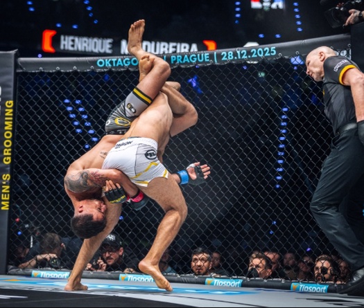 Đòn siết "tam giác đứng" cực hiếm tái hiện trên sàn MMA sau 16 năm 