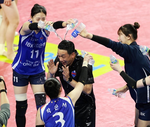 Huấn luyện viên Yeo Oh-hyun dẫn dắt IBK giành chiến thắng đầu tiên với tư cách tạm quyền