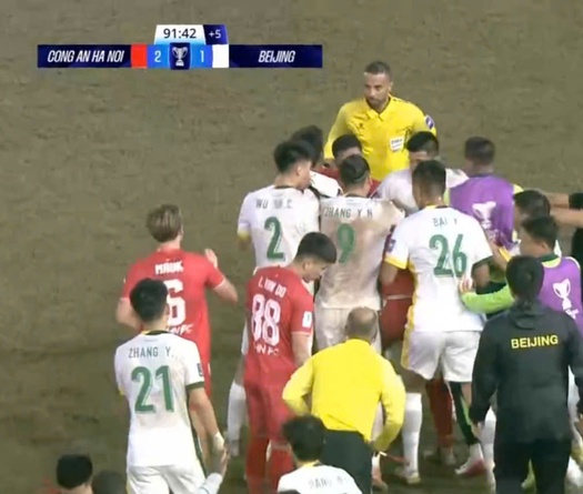 Lại “nóng” ở trận CAHN vs Bắc Kinh Quốc An: Cầu thủ Trung Quốc nhận thẻ đỏ vì chơi xấu