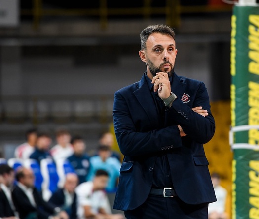 Sức bật từ khán giả Reggio: “cầu thủ thứ 7” của Poli–Meni Napoli