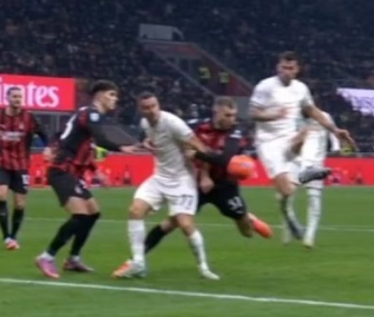 Lý do VAR từ chối phạt đền ở phút bù giờ giúp AC Milan đánh bại Lazio