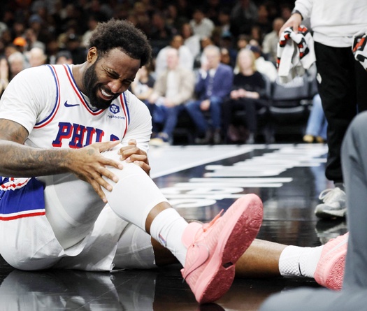 Chiến thắng của 76ers kém vui: Andre Drummond dính chấn thương ghê rợn phải nhờ xe lăn hỗ trợ