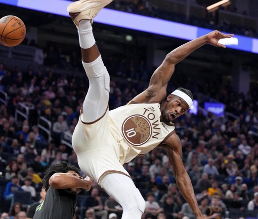 Warriors nín thở: Jimmy Butler dính chấn thương ngay khi Stephen Curry vắng mặt