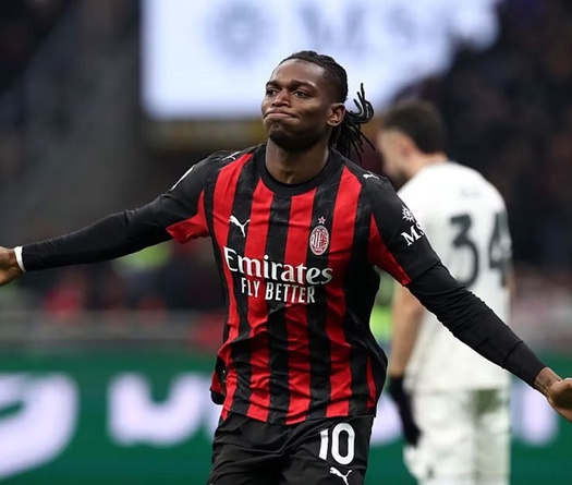 Rafael Leao nối gót Ronaldo, Henry trở thành tiền đạo trung tâm và thay đổi sự nghiệp