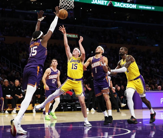 Lakers đứt mạch 7 trận thắng: LeBron James và Ayton mờ nhạt, Luka Doncic dính 9 turnover