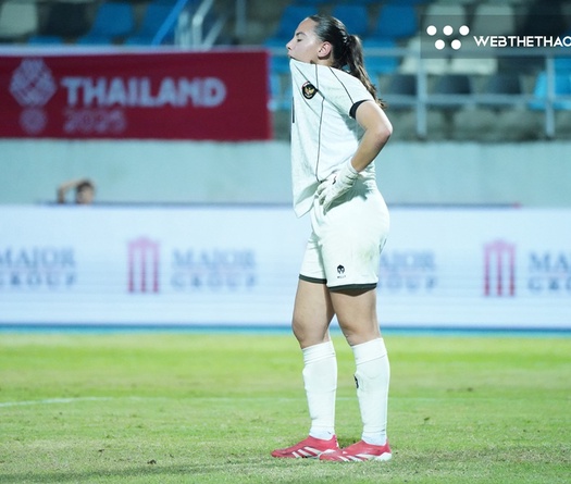 Thủ môn nhập tịch Indonesia ôm đầu, cắn áo khi thua thảm 0-8 trước Thái Lan