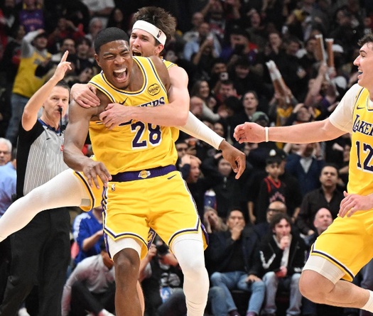 Rui Hachimura ném buzzer-beater game-winner, Lakers thắng nghẹt thở trên sân Toronto Raptors