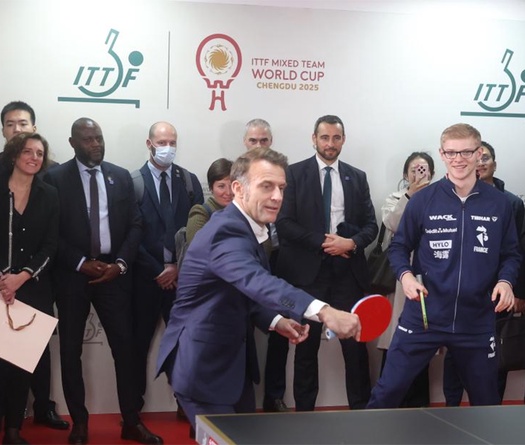 Tổng thống Pháp gặp gỡ tuyển bóng bàn Trung Quốc và Pháp dự ITTF Mixed Team World Cup tại Thành Đô