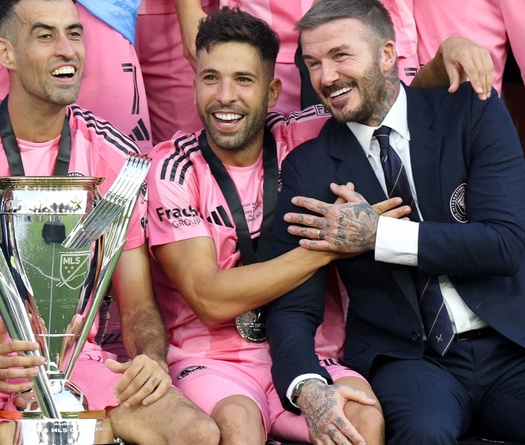 Cuộc giải nghệ đầy ngọt ngào của hai huyền thoại cùng Messi