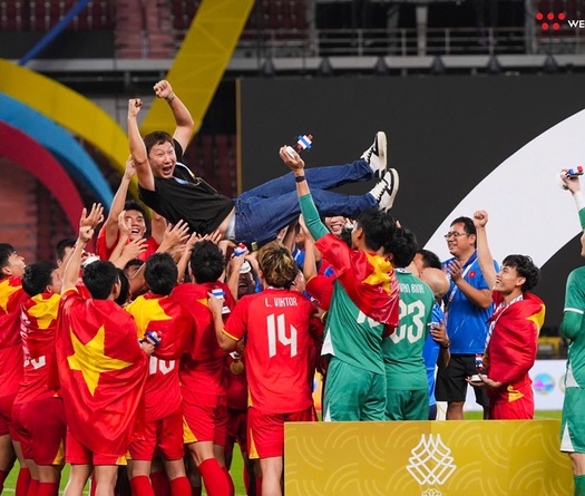 HLV Kim Sang Sik: Gia đình tôi nghĩ tivi hỏng khi Việt Nam thua Thái Lan 0-2