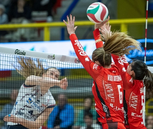 Boxing Day bùng nổ tại E-Work Arena: Chieri thắng 3-1 trước một Uyba đầy quyết tâm