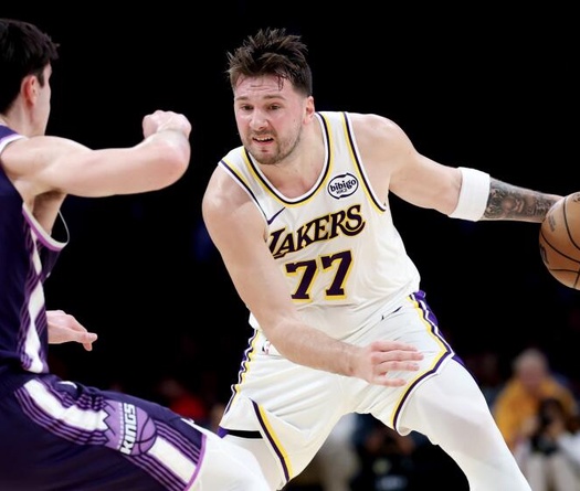 Chấm dứt tháng 12 tệ hại, Los Angeles Lakers "hủy diệt" Kings với cách biệt 24 điểm