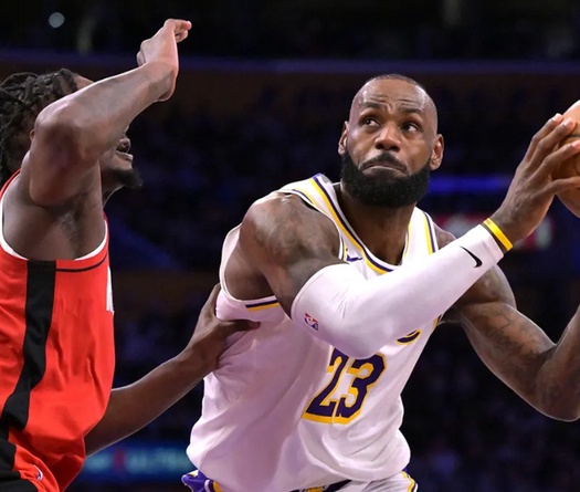 Cây bút NBA: "Lakers buộc phải trade LeBron hoặc Reaves nếu muốn vô địch năm nay"