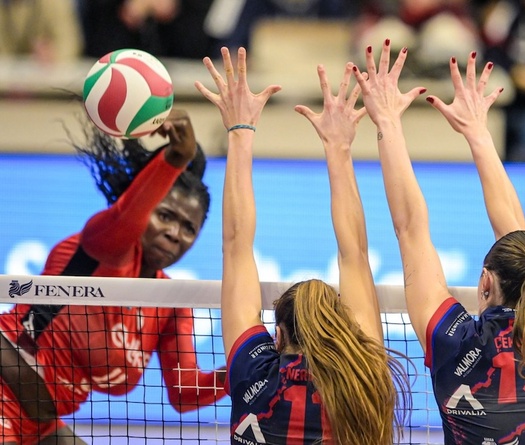 Eurotek Laica UYBA suýt tạo nên kỳ tích, Chieri giành vé vào chung kết Coppa Italia