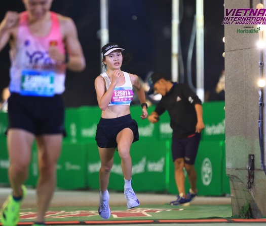 Á quân 21 km nữ có kỷ lục cá nhân khi so tài với Nguyễn Thị Oanh ở đường chạy VIHM 2026 powered by Herbalife