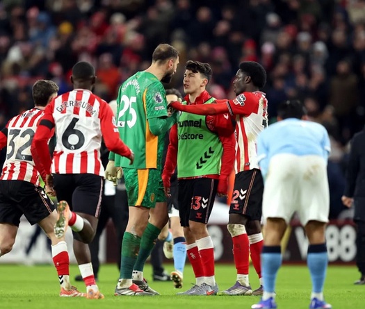 Donnarumma suýt xô xát sau trận hoà của Man City