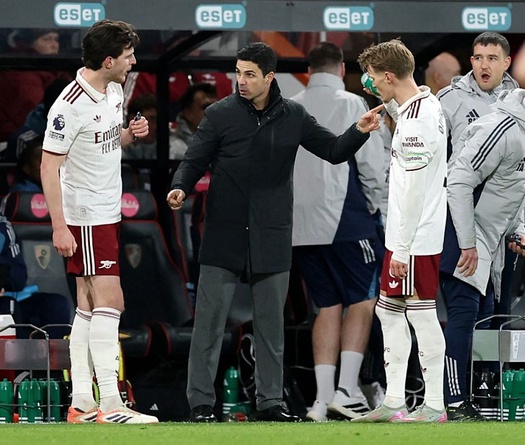 Mikel Arteta được khen "thay cầu thủ giỏi như Sir Alex Ferguson"