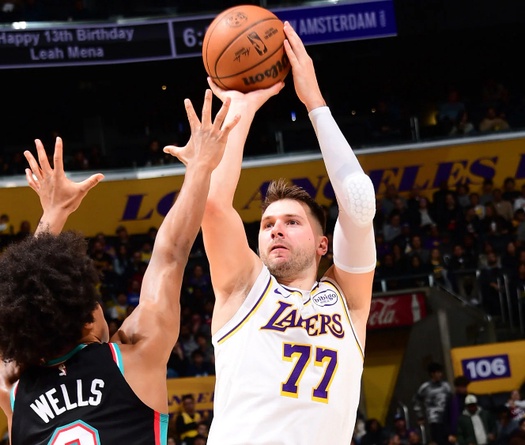 Luka Doncic ném 2 quả 3 điểm kết liễu, LA Lakers ngược dòng hạ Memphis Grizzlies 