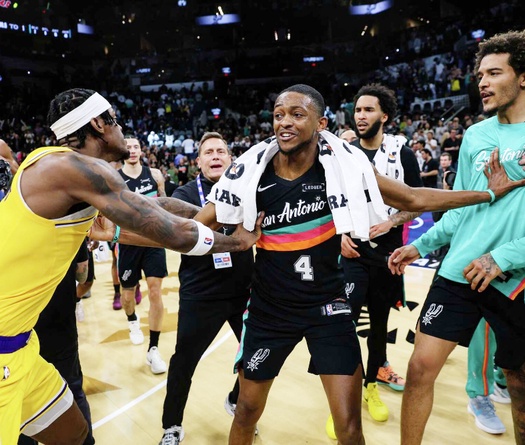 Căng thẳng sau trận Spurs - Lakers: Jarred Vanderbilt chọc tay vào mặt Jeremy Sochan