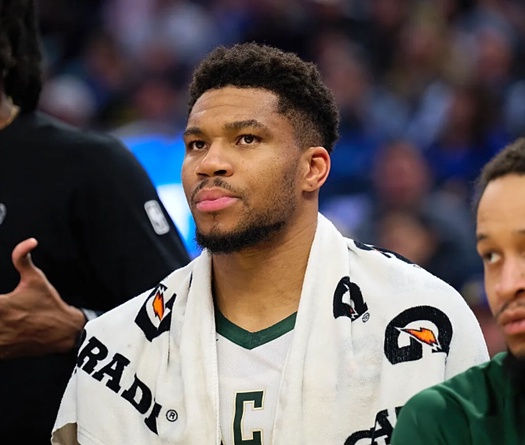 Giannis Antetokounmpo cam kết "1 triệu phần trăm" với Milwaukee Bucks, dập tắt tin đồn ra đi
