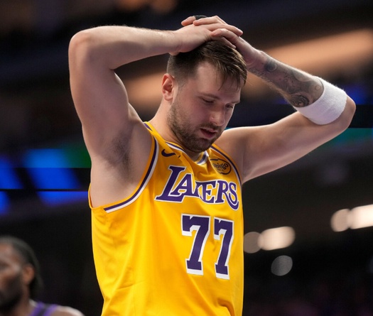 Luka Doncic ghi 42 điểm nhưng dính chấn thương đùi bí ẩn, Lakers thua đau vì ném 3 điểm quá tệ