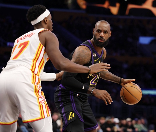 LeBron James tuổi 41: Ra sân back-to-back, suýt lập triple-double lịch sử giúp Lakers đè bẹp Hawks