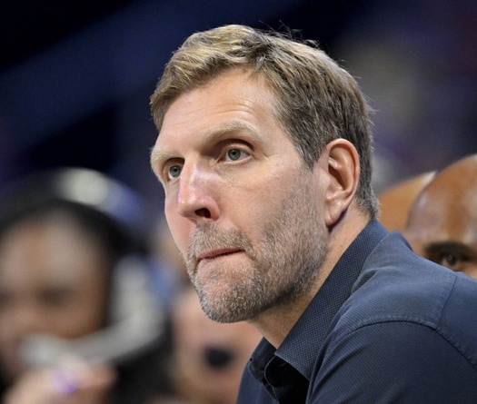 Chủ mới Dallas Mavericks nỗ lực hàn gắn quan hệ với huyền thoại CLB Dirk Nowitzki