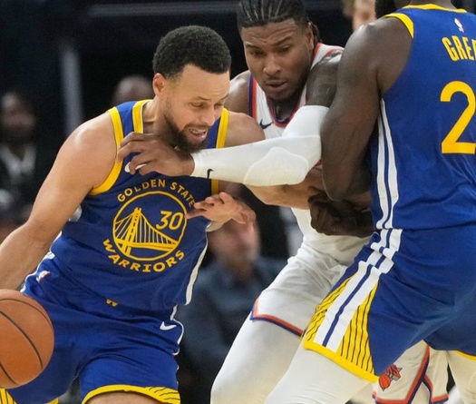 Warriors thắng Knicks, nhưng dáng đi khập khiễng của Steph Curry gây lo lắng