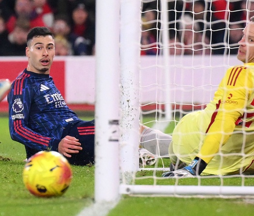 Arsenal bỏ lỡ cơ hội nới rộng khoảng cách lên 9 điểm sau trận hoà gây tranh cãi