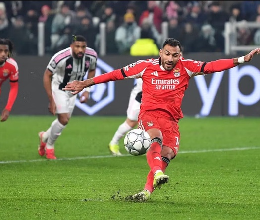 Tiền đạo của Benfica đá hỏng một trong những quả phạt đền tệ nhất lịch sử Champions League