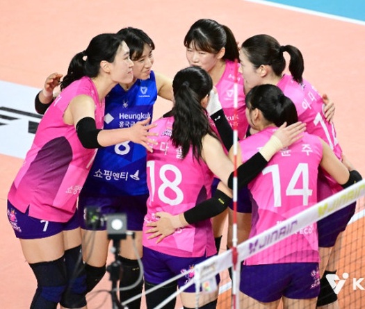 Heungkuk Life toàn thắng sân nhà, leo lên vị trí thứ hai BXH bóng chuyền Hàn Quốc