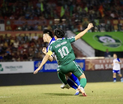 Công Phượng tái phát chấn thương trong ngày trở lại giải hạng Nhất