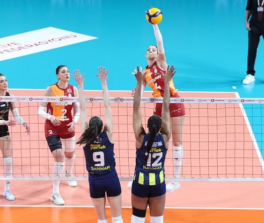 Fenerbahçe huỷ diệt đối thủ trong trận derby bóng chuyền Thổ Nhĩ Kỳ