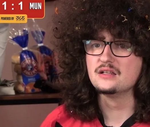 CĐV Frank Illett vẫn chưa thể cắt tóc sau 500 ngày khi MU không thắng được West Ham